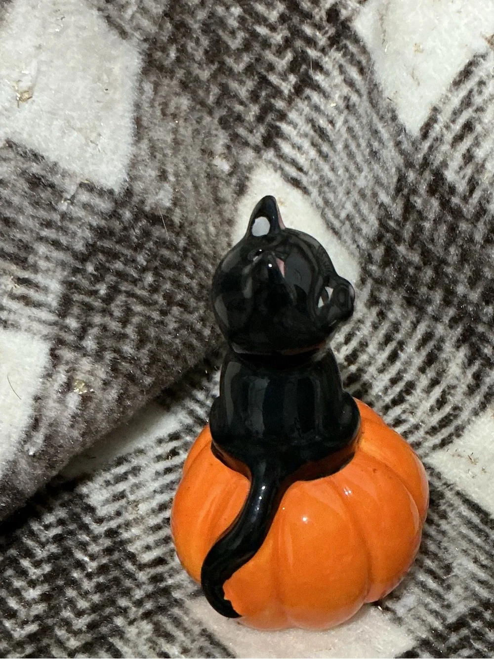 CERAMIC BLACK CAT SALT & PEPPER SHAKER SITTING ON PUMPKIN